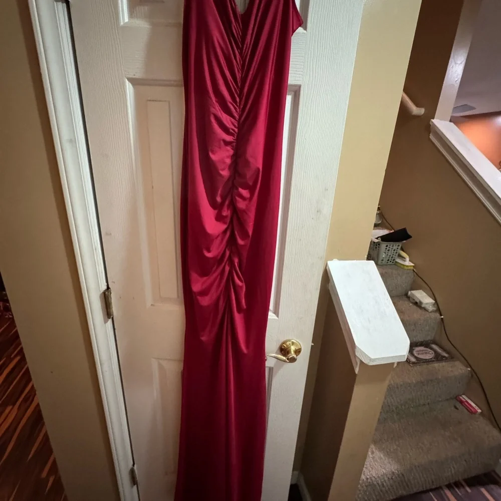 Elegant Green Evening Gown - Picture 2 of 5